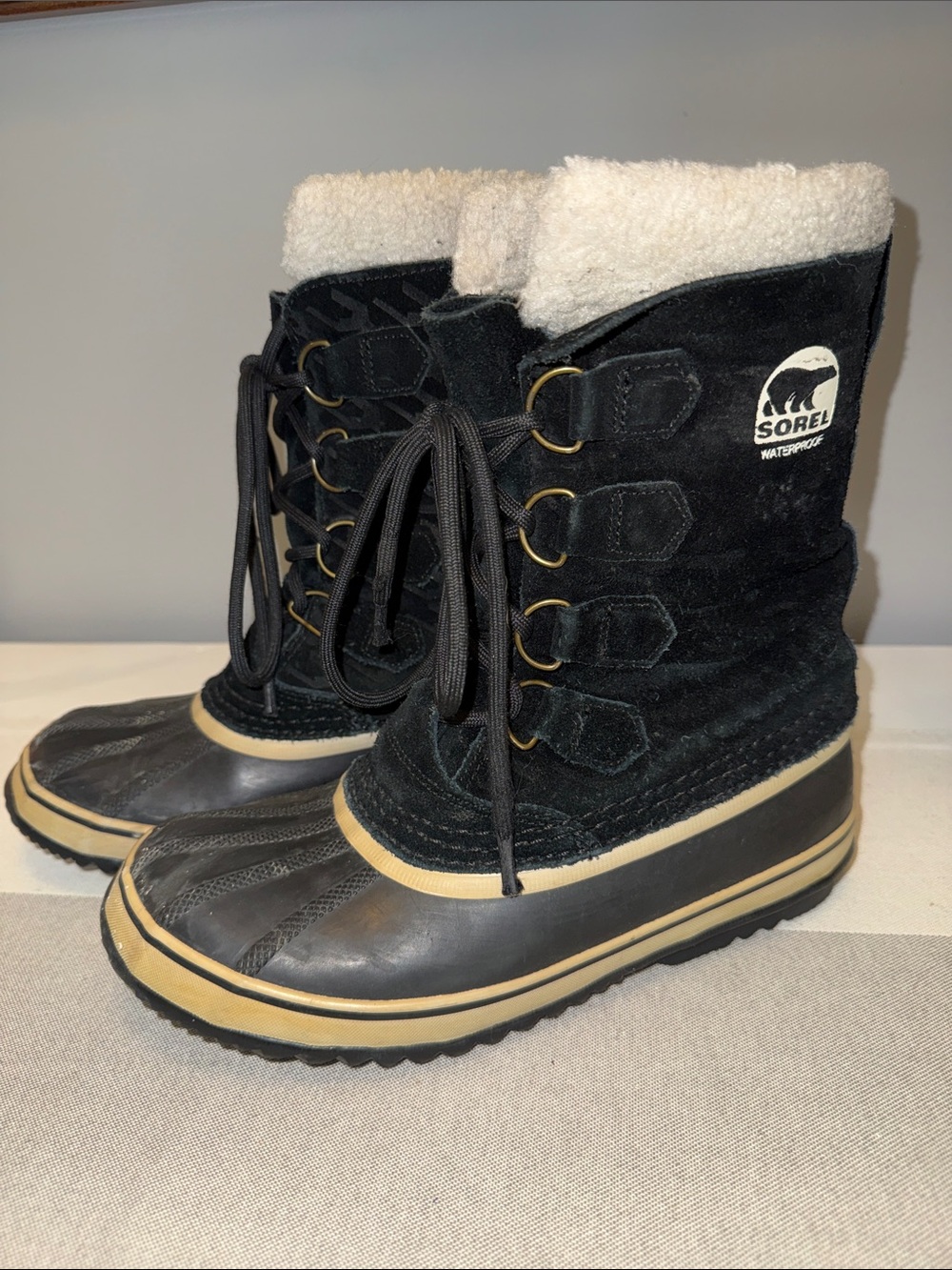 Sorel Women’s Black and Cream Waterproof Lace-Up Winter Boots size 8 EUC
